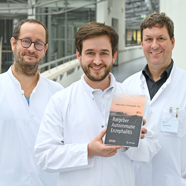 Die UKJ-Neurologen Dr. Albrecht Günther, Dr. Jonathan Wickel und Prof. Dr. Christian Geis (v.l.) sind Mitautoren des ersten deutschsprachigen Ratgeberbuches zur Autoimmunen Enzephalitis. Foto: Szabó/UKJ