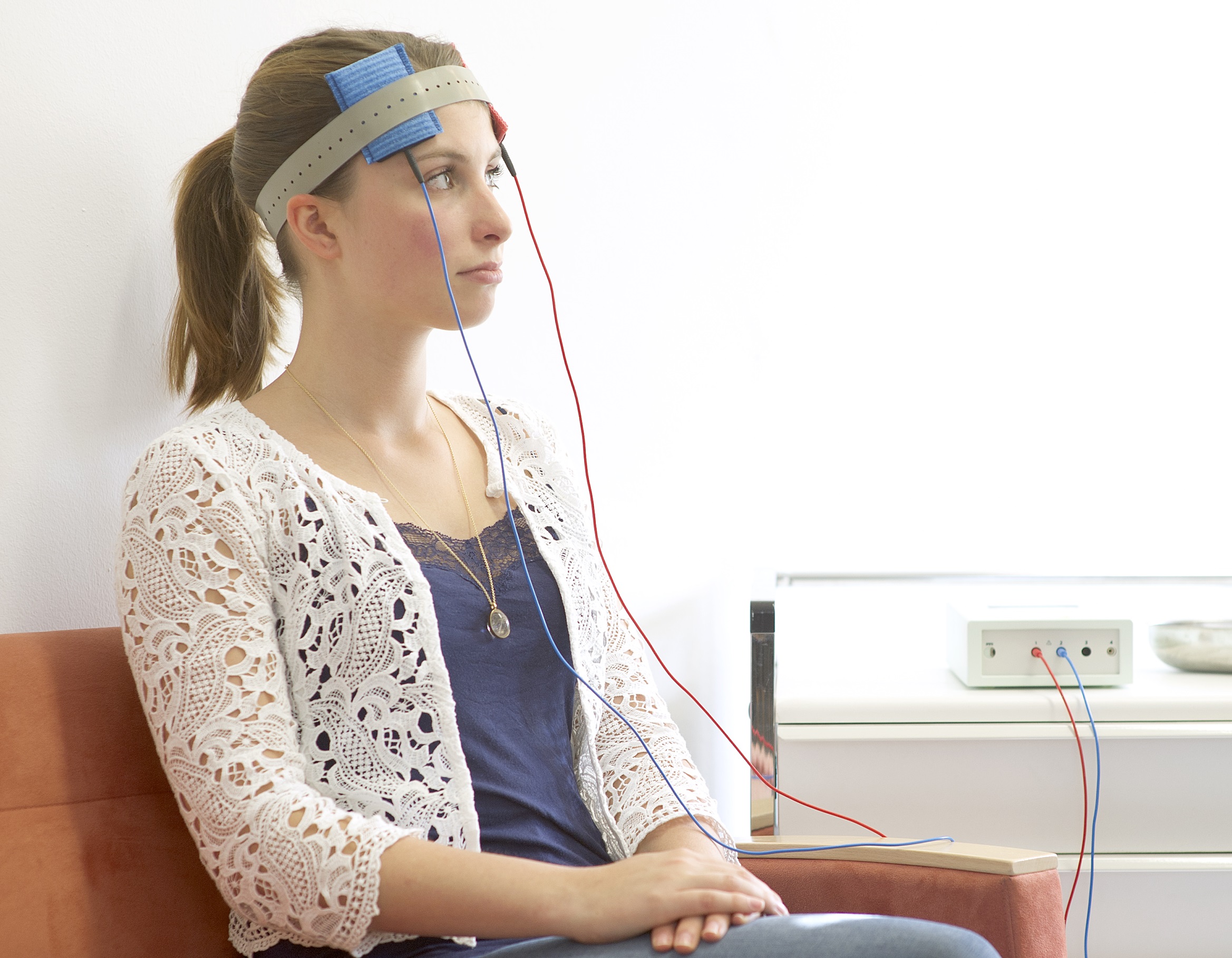 Paciente durante una sesión clínica de estimulación transcraneal por corriente directa
