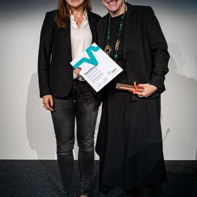 Prof. Julia Jacobs-LeVan (rechts) wird zum Korrespondierenden DGKN-Mitglied ernannt. Links: Laudatorin Prof. Alexandra Klotz