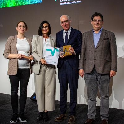Prof. Cornelius Weiller (mitte) erhält die DGKN-Verdienstmedaille für sein Lebenswerk. v.l.n.r: Dr. Cathrin Mann (Kongresssekretärin), Prof. Susanne Schubert-Bast (Kongresspräsidentin),  Prof. Cornelius Weiller, Prof. Ferdinand C. Binkofki (Laudator)