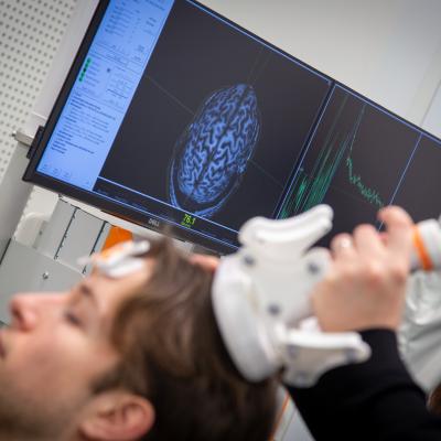 Kartierung des primären Motorkortex mit einer fokalen Magnetspule.